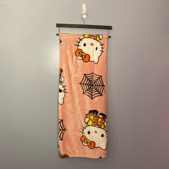 NWT! Hello Kitty Pirate Halloween Blanket 50x70 - Picture 2 of 3
